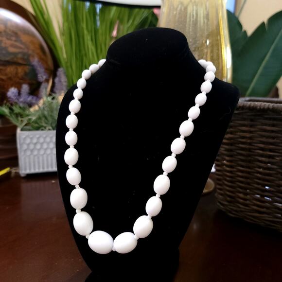Vintage White Beaded Necklace with Oval Lucite Beads & Clasp Retro 1980s Jewelry - Picture 1 of 10